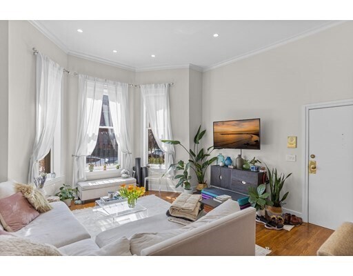 Building Photo - 363 Marlborough St