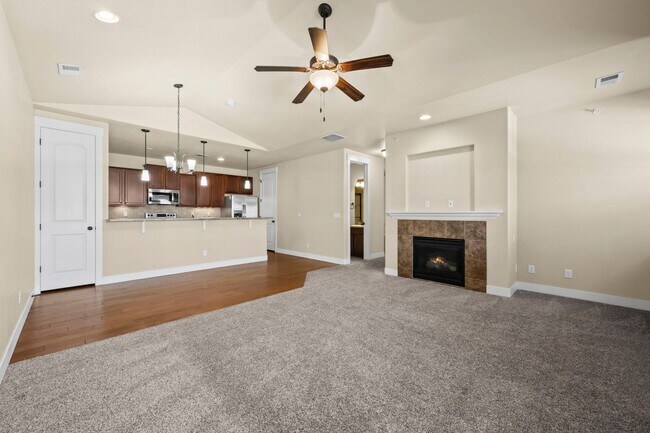 Foto del edificio - 5851 Dripping Rock Ln