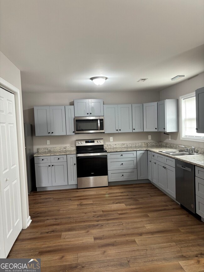 Foto del edificio - 245 New Prospect Rd