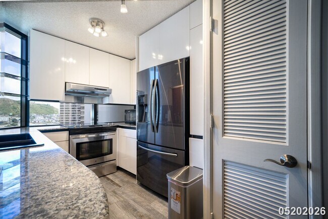 Foto del edificio - $4000 l 2 Bedrooms | 2 Bathrooms | STUNNING VIEWS/ RESORT STYLE LIVING
