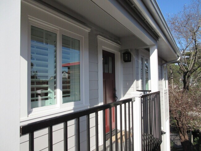 Building Photo - Newer Home in Seabright