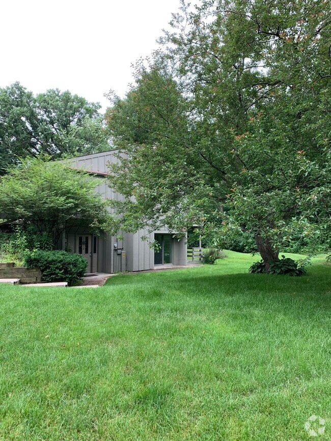 Building Photo - 1810 Zanzibar Ln N