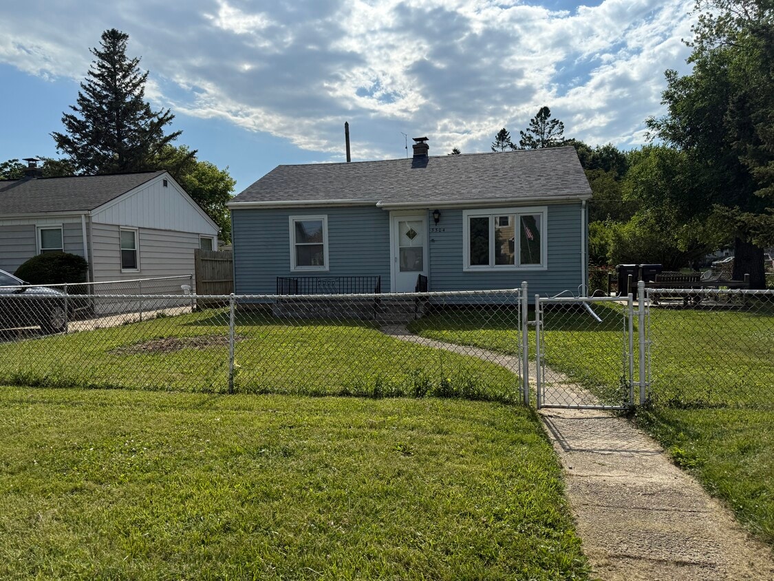 Primary Photo - 3304 Sheridan Rd