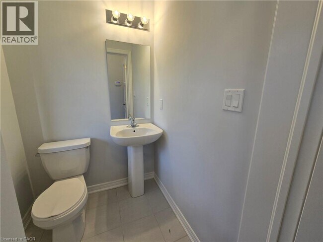 Building Photo - 205 Thames Wy