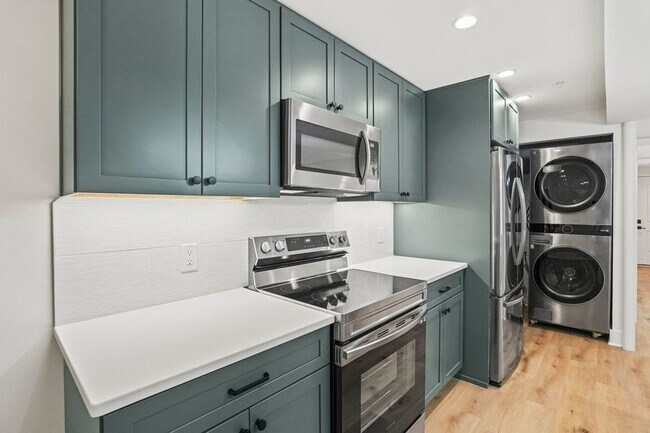 Building Photo - Lovely Lower Level Unit Near Union Market/...