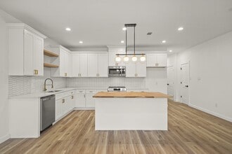 Building Photo - 6206 Lyndhurst Dr