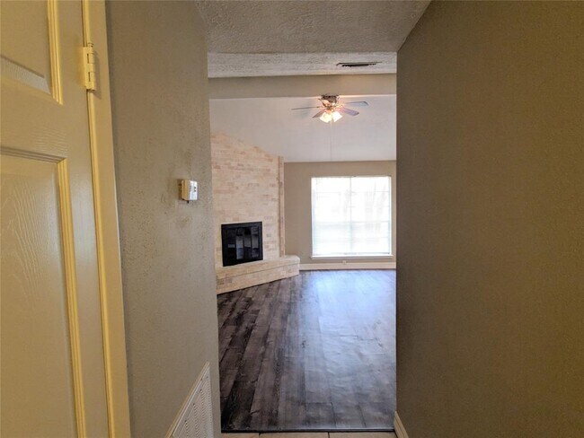 Building Photo - 4527 Towergate Dr