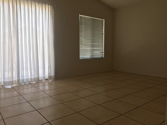 Foto del edificio - 3 BDR 2 Bath in Chaparral Village neighbor...