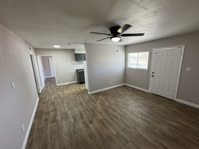 Foto del edificio - Affordable 2 Bed | 1 Bath Multi-Family Unit – Las Vegas