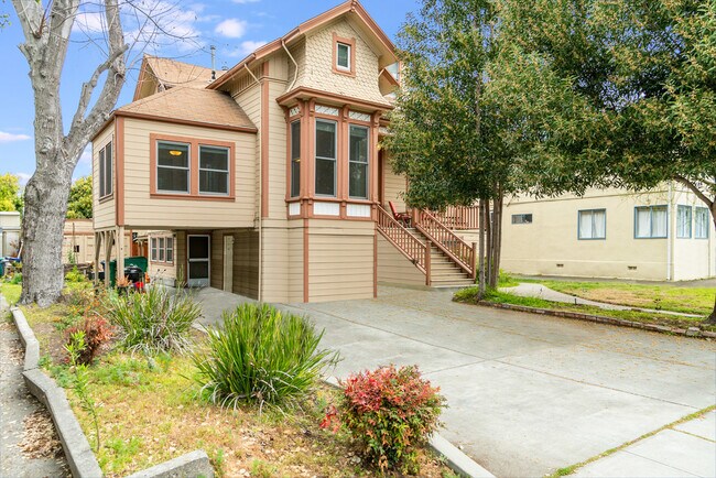 Building Photo - 1609 Lincoln Ave