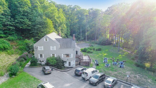 Building Photo - 996 Haverstraw Rd