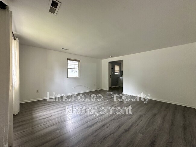 Building Photo - 1020 E Chester St