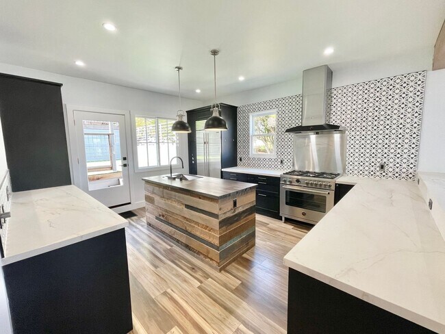Foto del edificio - 4BR/2BA, 2 Level Bernal Heights Apt. w/Pri...