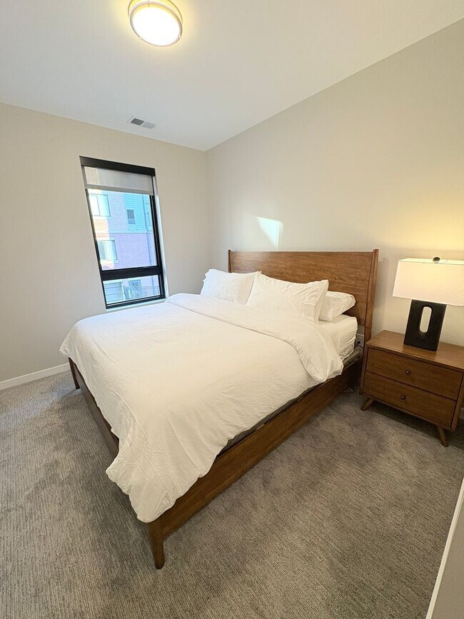 Building Photo - Fully Furnished Corner 1 bedroom with Den @ Leavenworth Lofts