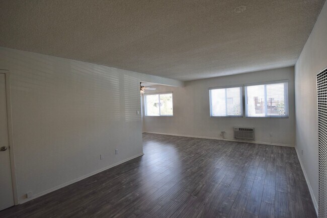 Building Photo - 14025 Moorpark St