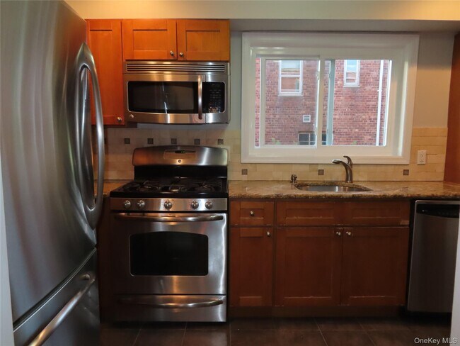 Building Photo - 208-09 Bardwell Ave