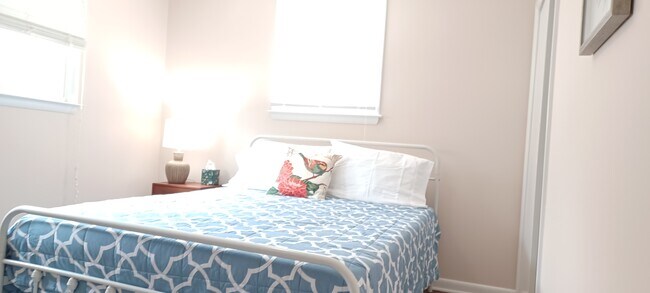 Dormitorios amplios con ventanas - 402 13th ST NE
