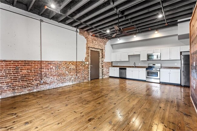 Building Photo - 558 St Francis St