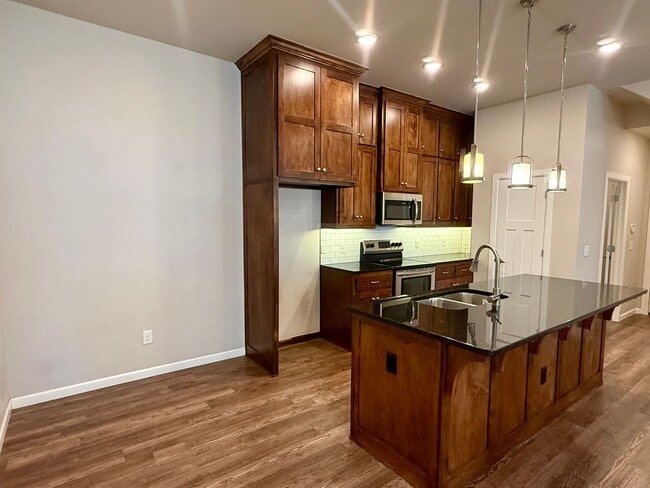 Foto del edificio - Large 3 Bed, 2 Bath in Beautifully Well-Maintained Neighborhood