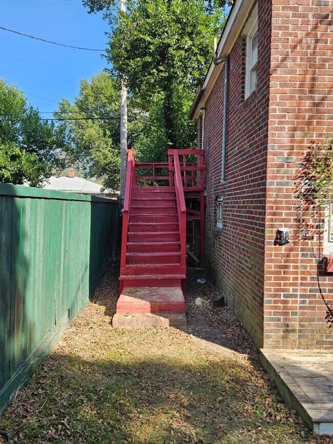 Building Photo - 2323 - 2325 Laurie St