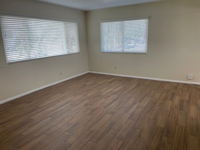 Lots of natural light - 1204 N Park Western Dr