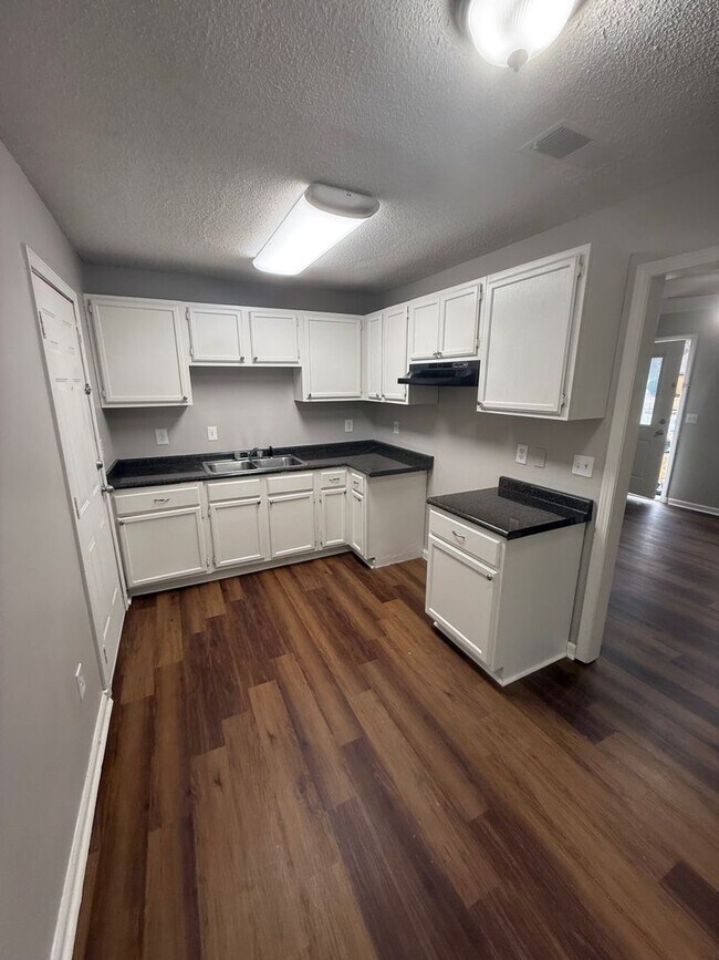 Foto del edificio - 4 Success is now offering this spacious 3 bedroom home 1.5 bathroom home in a very quiet neighbor...