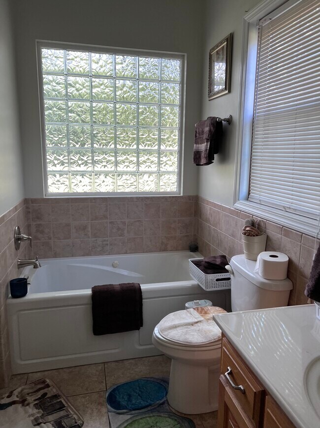Baño principal - 1205 N Parker St
