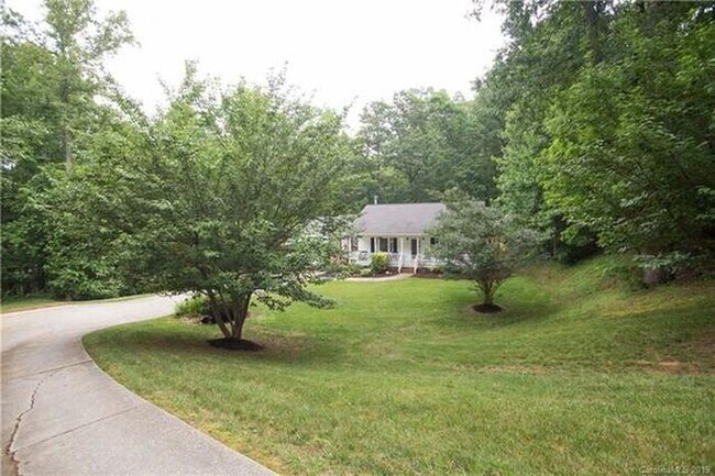 Building Photo - Lovely Marion Rental!