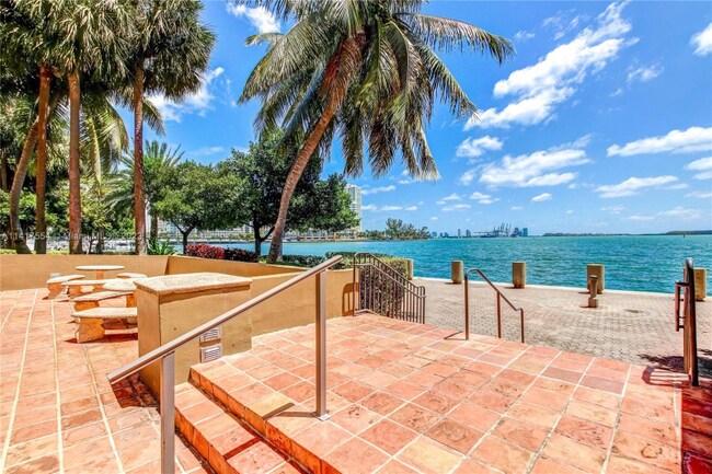 Foto del edificio - 111 Brickell Bay Dr