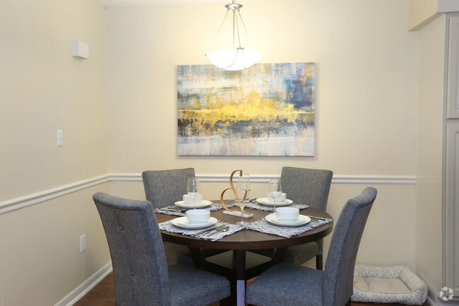 Cypress - 2BD/2BA - 1050 SqFt - Dining Area - Pointe at Carrollwood