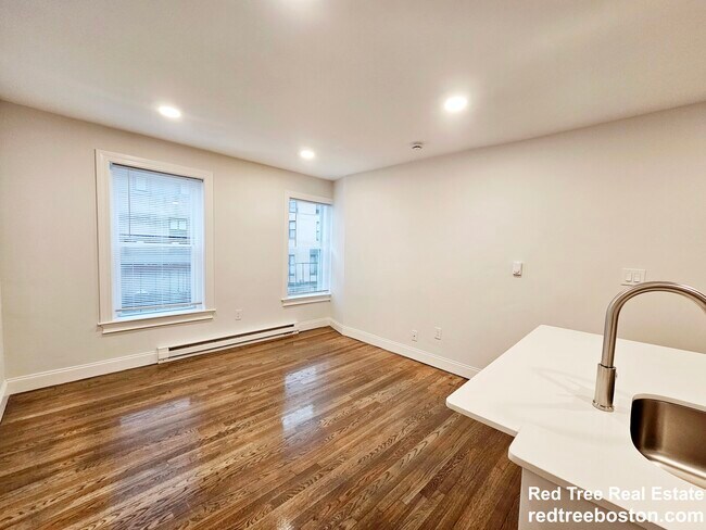 Building Photo - 529 Beacon St