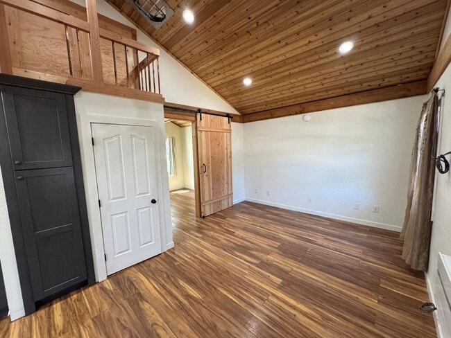 Building Photo - Charming Remodeled Cottage Home in Oak View