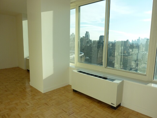 Foto del edificio - 317 W 33rd St