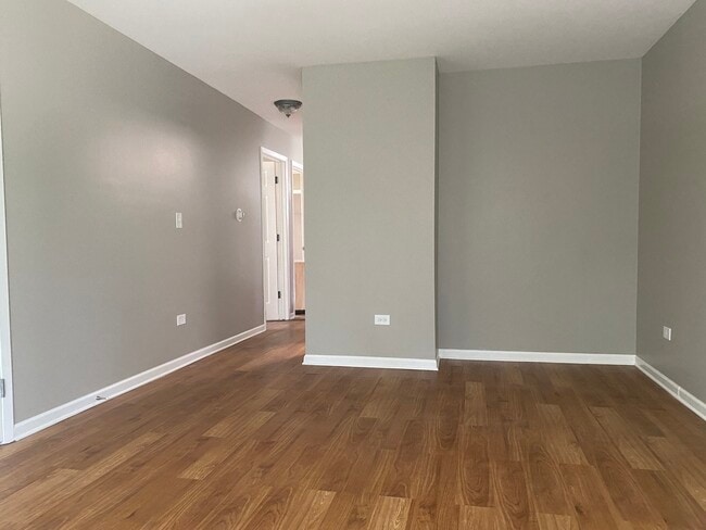 Building Photo - 525 W Pleasant Ln