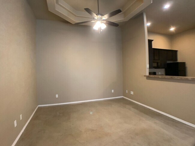 Foto del edificio - 2 Weeks Free Rent / 3/2/2 Duplex / Stained Concrete Floors / Refrigerator / Fenced in Backyard / ...