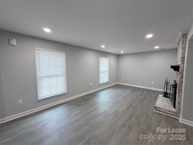 Foto del edificio - 2825 Edwin Jones Dr