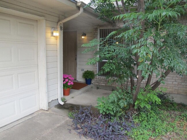 Building Photo - 902 Quartz Ct