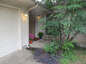 Building Photo - 902 Quartz Ct