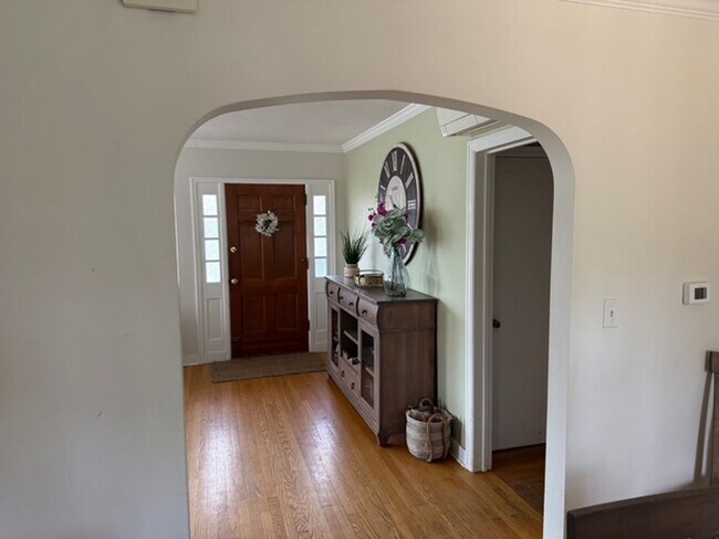 Building Photo - Beautiful Single Family Home In The Heart ...