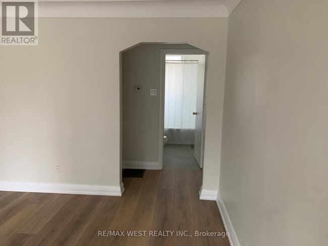 Photo du bâtiment - 430 Queen Mary Dr