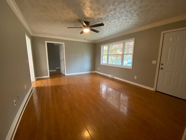 Building Photo - 4 bedroom, 1-1/2 bathroom House in West Rome!