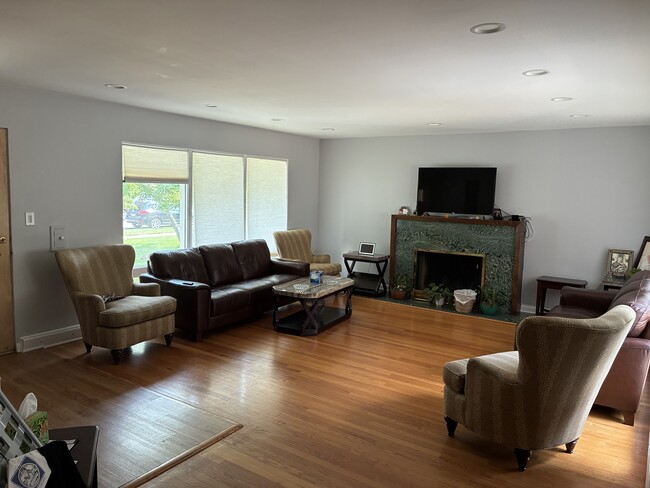 Living room - 4915 Jerome Ave