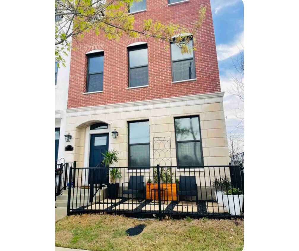 Primary Photo - 418 Center St