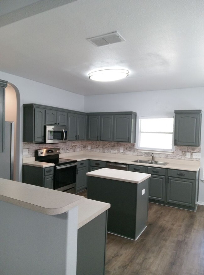 Foto del edificio - Beautiful and Spacious 3bdrm/2bath 2 car g...