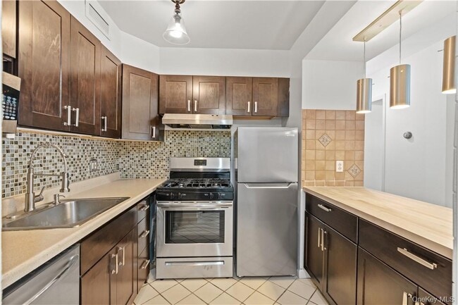 Building Photo - 501 N Barry Ave