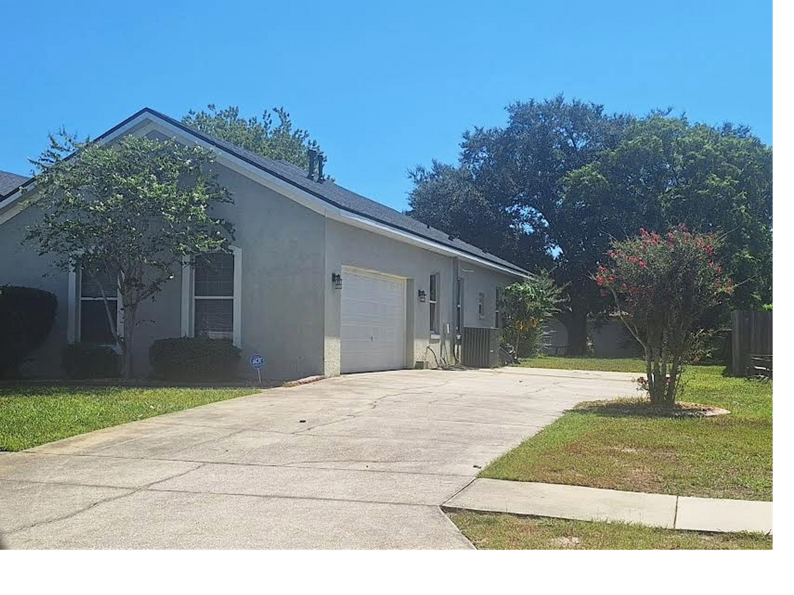 Building Photo - Spacious 4 bedroom home ready! Call Linda ...