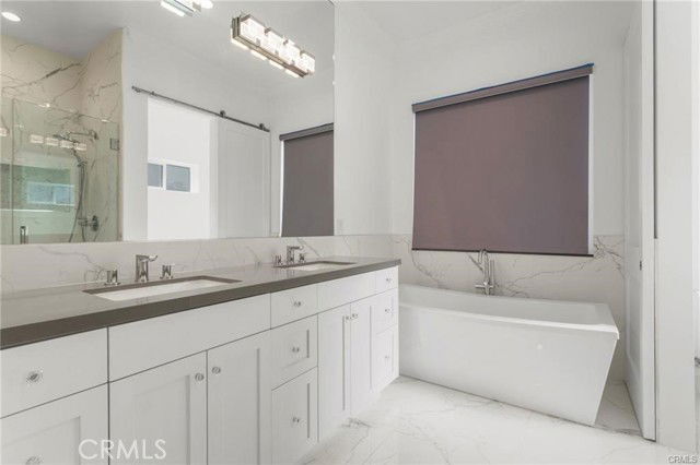 Foto del edificio - 5537 Vanalden Ave