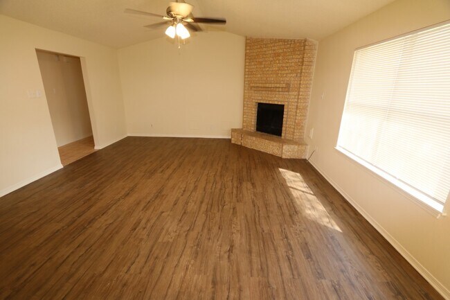 Building Photo - 2106 Marot Dr