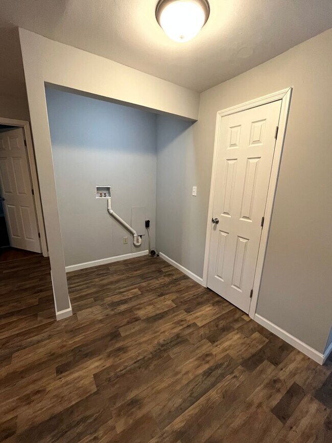 Building Photo - 4 bedroom 1.5 bathroom single family home