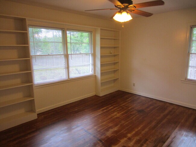 Building Photo - Large Home on Gornto Road!